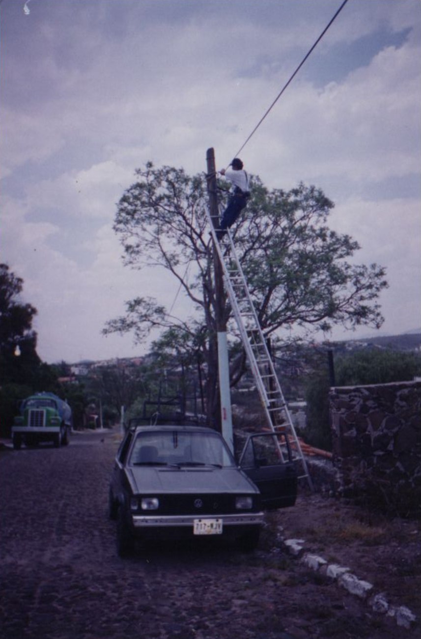 Javier Peña realizando una instalación en la comunidad de Tlacote